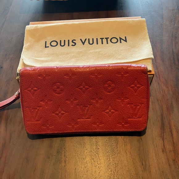 Louis Vuitton zip around Embossed Wallet in good used condition! - Picture 3 of 16